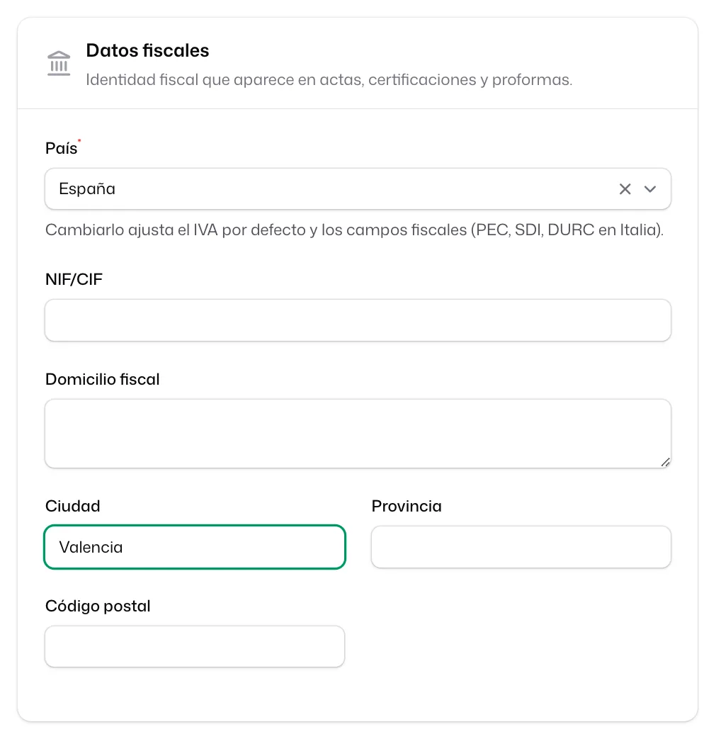 El bloque «Datos fiscales», con «País», «NIF/CIF», «Domicilio fiscal», «Ciudad», «Provincia» y «Código postal»