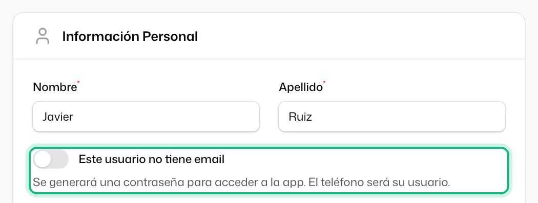 El interruptor «Este usuario no tiene email» en el formulario «Información Personal», justo debajo del nombre y el apellido