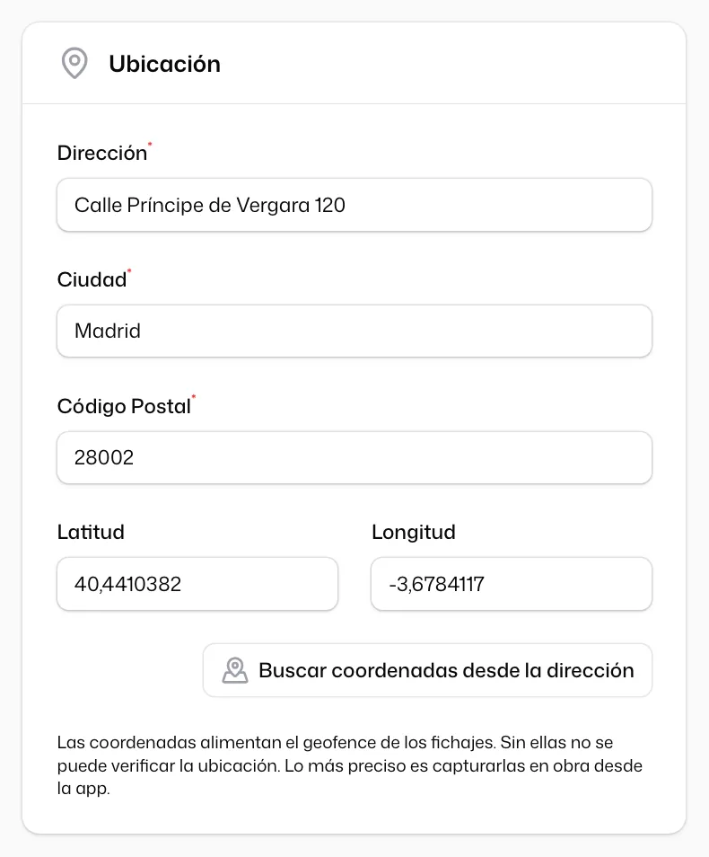 El bloque «Ubicación» con la dirección escrita y la latitud y la longitud ya rellenadas