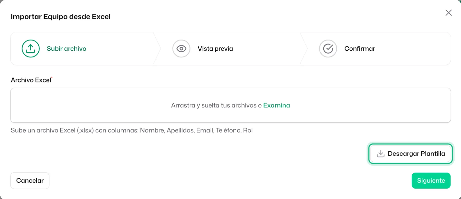 La ventana «Importar Equipo desde Excel» en su primer paso, «Subir archivo», con el botón «Descargar Plantilla»