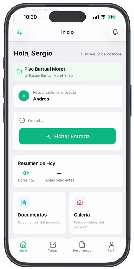 La pantalla «Inicio» recién activada la cuenta: «Hola, Sergio», la obra, el responsable del proyecto y el botón «Fichar Entrada»