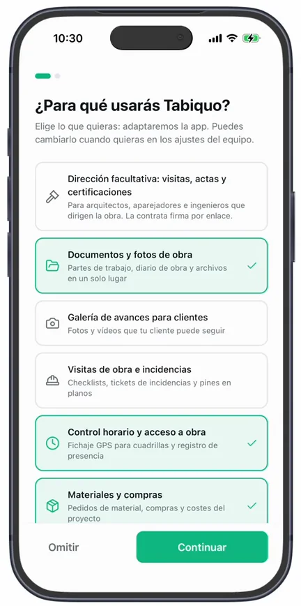 El asistente «¿Para qué usarás Tabiquo?» con «Documentos y fotos de obra», «Control horario y acceso a obra» y «Materiales y compras» marcados, y los botones «Omitir» y «Continuar»