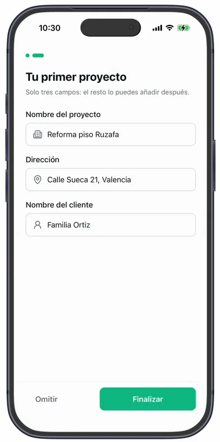 La pantalla «Tu primer proyecto» con «Nombre del proyecto», «Dirección» y «Nombre del cliente» rellenos, y los botones «Omitir» y «Finalizar»