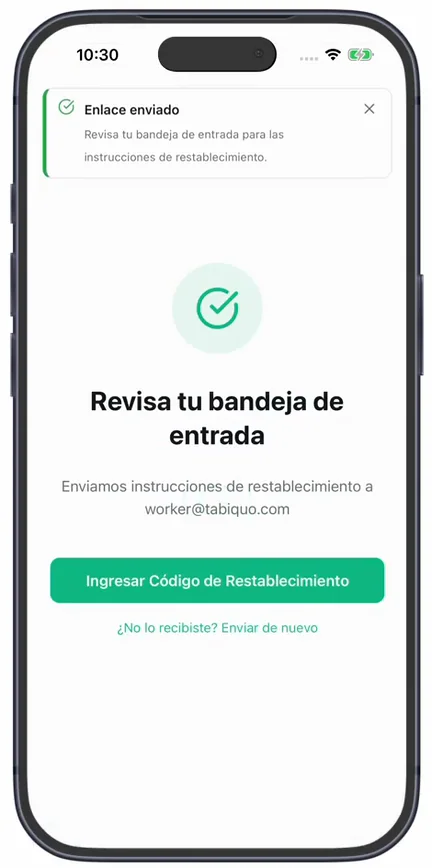 La confirmación «Revisa tu bandeja de entrada», con el correo al que se han enviado las instrucciones, el botón «Ingresar Código de Restablecimiento» y «¿No lo recibiste? Enviar de nuevo»