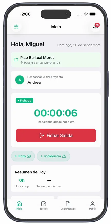 La tarjeta en estado «Fichado», con el cronómetro en marcha y el botón rojo «Fichar Salida»