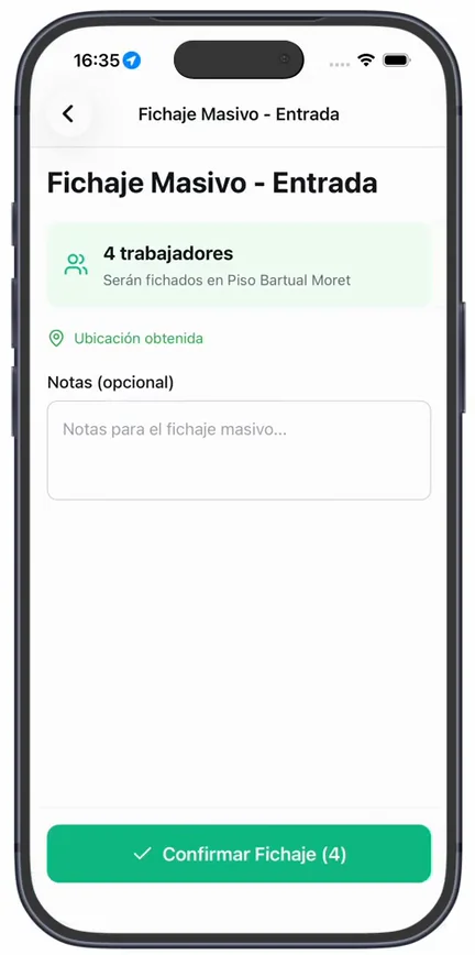 La pantalla «Fichaje Masivo - Entrada» con «4 trabajadores», «Ubicación obtenida», «Notas (opcional)» y el botón «Confirmar Fichaje (4)»