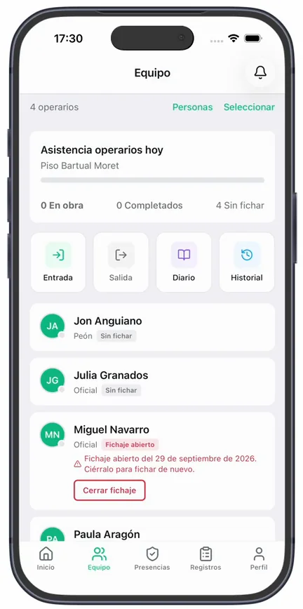 Un operario en «Equipo» con la etiqueta «Fichaje abierto», el aviso en rojo y el botón «Cerrar fichaje»