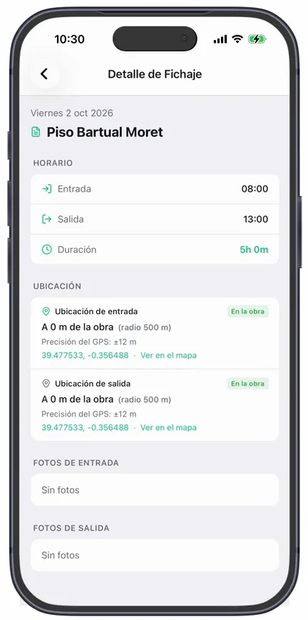 «Detalle de Fichaje»: «Entrada», «Salida» y «Duración», la «Ubicación de entrada» y la «Ubicación de salida» con la distancia a la obra y «En la obra», y las fotos de entrada y salida