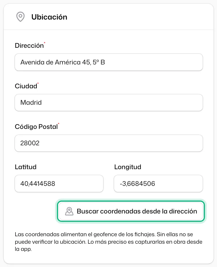 La sección «Ubicación» de la obra con «Dirección», «Ciudad», «Código Postal», «Latitud» y «Longitud» rellenas, y el botón «Buscar coordenadas desde la dirección» señalado