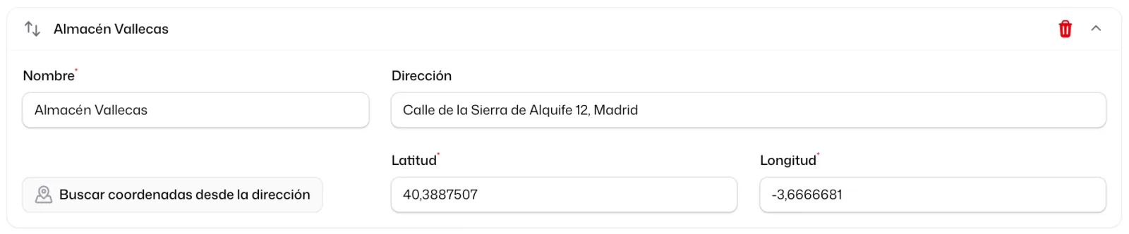 Una ubicación añadida, «Almacén Vallecas», con su «Nombre», su «Dirección», el botón «Buscar coordenadas desde la dirección» y la «Latitud» y la «Longitud» ya rellenas