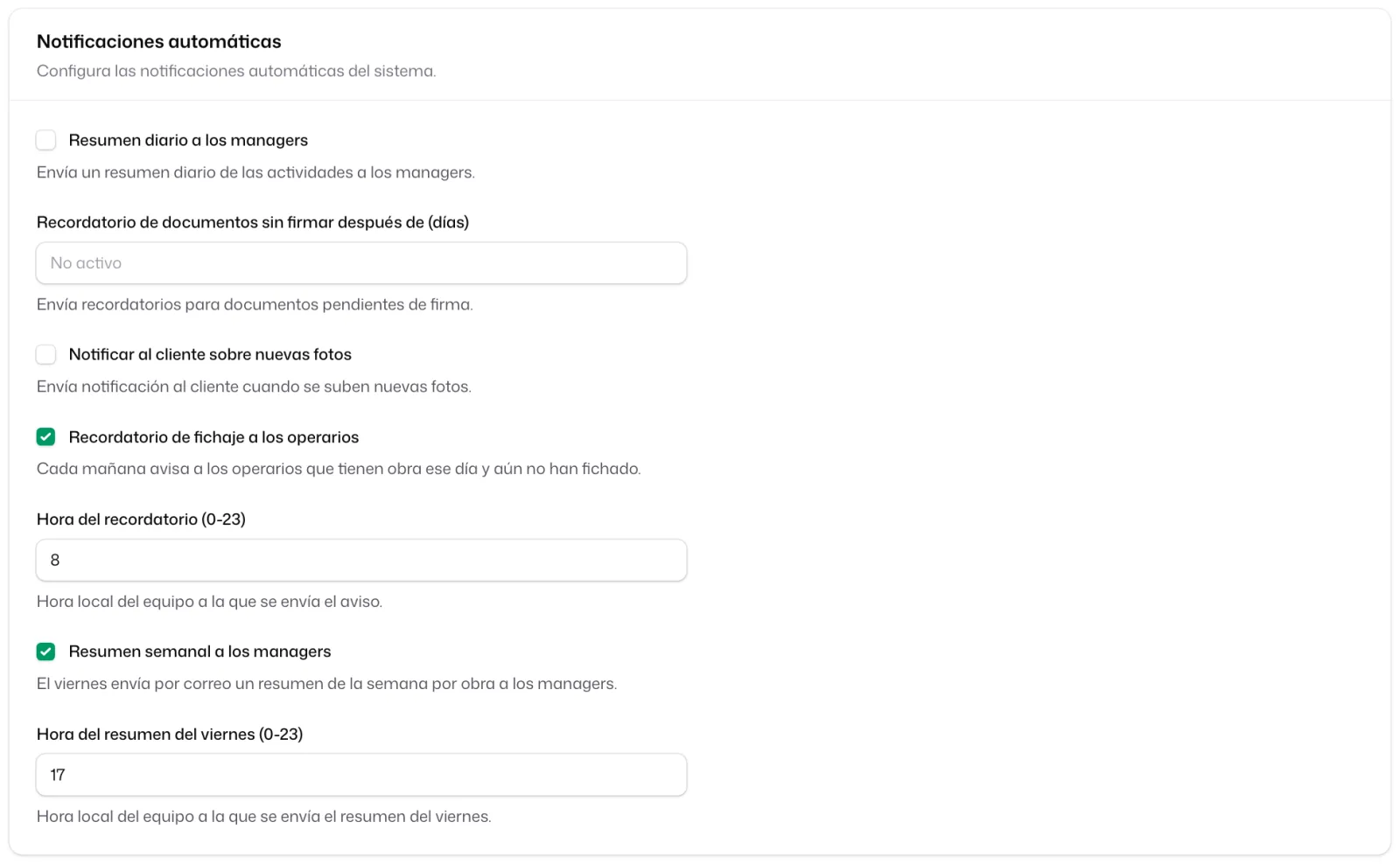 La sección «Notificaciones automáticas» con «Recordatorio de fichaje a los operarios» activado y la «Hora del recordatorio (0-23)» en 8