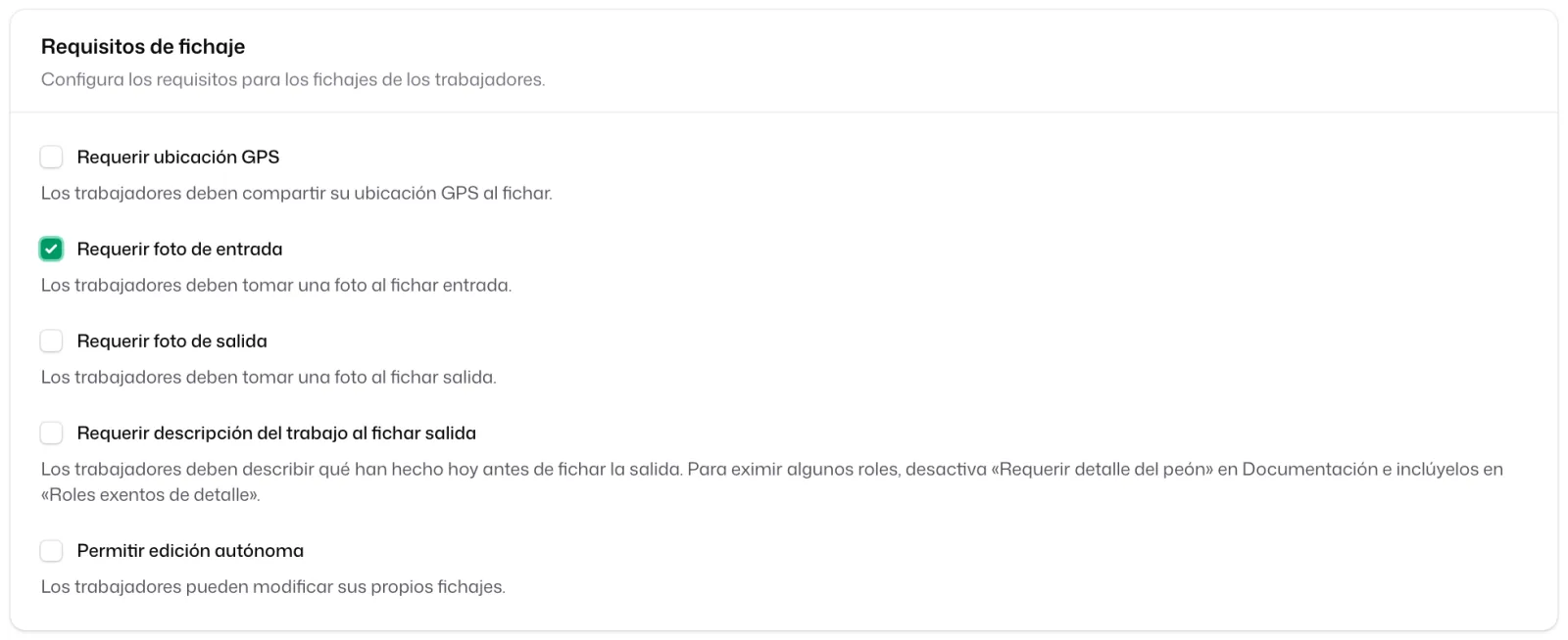 La sección «Requisitos de fichaje» con «Requerir ubicación GPS», «Requerir foto de entrada» marcada, «Requerir foto de salida», «Requerir descripción del trabajo al fichar salida» y «Permitir edición autónoma»