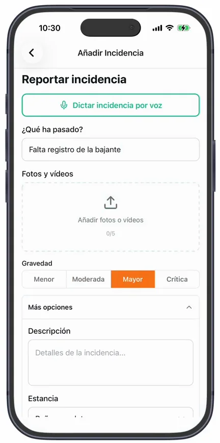 El formulario «Reportar incidencia»: «Dictar incidencia por voz», «¿Qué ha pasado?», «Fotos y vídeos», la «Gravedad» en «Mayor» y «Más opciones» abierto con «Descripción» y «Estancia»