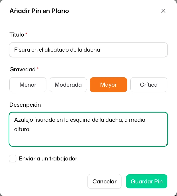 El formulario «Añadir Pin en Plano» con el «Título» escrito, la «Gravedad» en «Mayor», la «Descripción» y la casilla «Enviar a un trabajador»