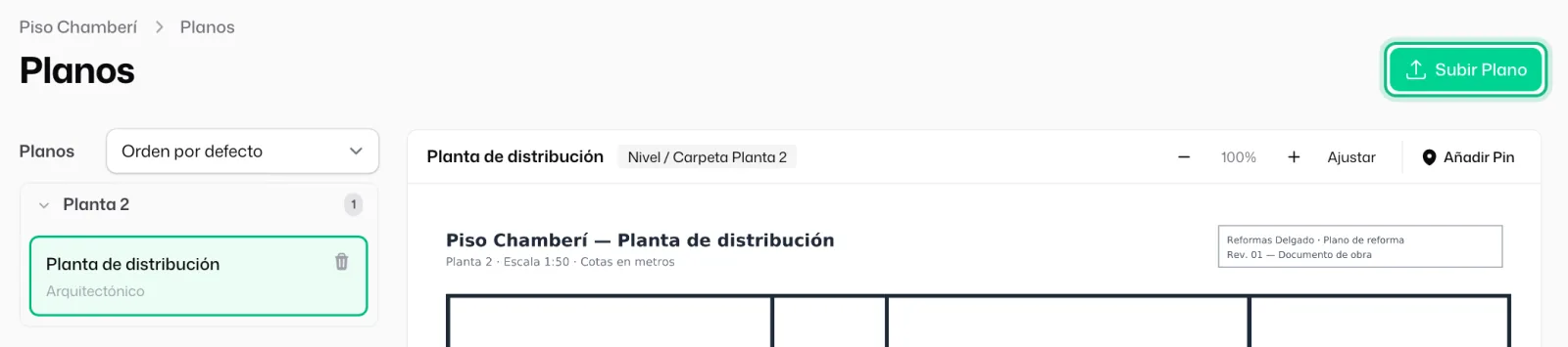 La página «Planos» de la obra con el botón «Subir Plano» señalado; debajo, la lista de planos por nivel y el visor con «Añadir Pin»