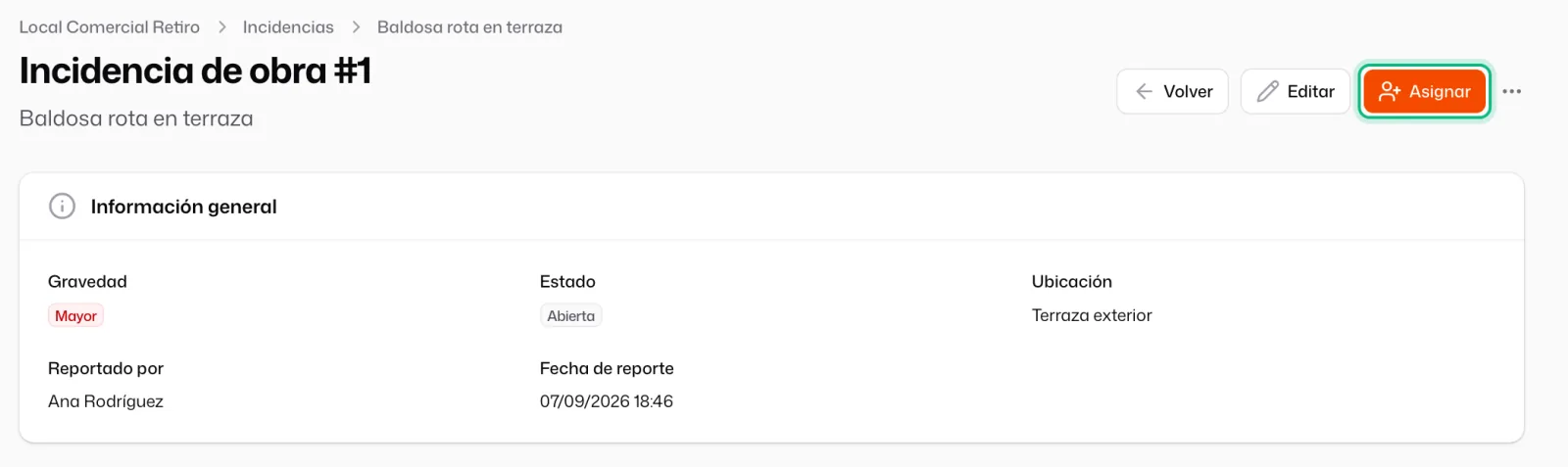 La ficha de la «Incidencia de obra #1», en estado «Abierta», con el botón «Asignar» señalado arriba a la derecha