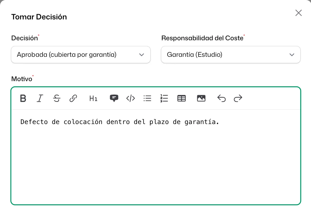 La ventana «Tomar Decisión» con la «Decisión» en «Aprobada (cubierta por garantía)», la «Responsabilidad del Coste» en «Garantía (Estudio)» y el «Motivo» escrito
