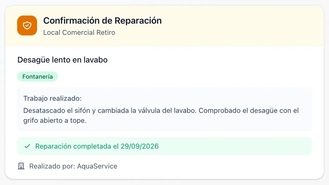 La página «Confirmación de Reparación» que abre el cliente: la obra, el título del aviso, el «Trabajo realizado», la fecha en que se completó y «Realizado por»