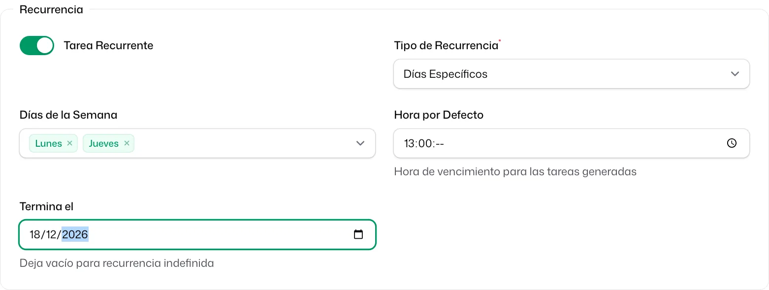 El bloque «Recurrencia» con «Tarea Recurrente» encendido, «Tipo de Recurrencia» en «Días Específicos», «Lunes» y «Jueves» en «Días de la Semana», la «Hora por Defecto» a las 13:00 y la fecha de «Termina el»