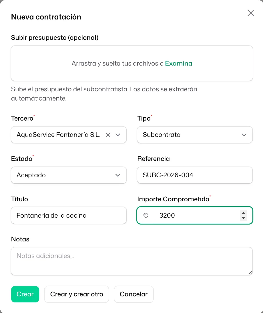 La ventana «Nueva contratación» con «Subir presupuesto (opcional)», el «Tercero», el «Tipo» en «Subcontrato», el «Estado» en «Aceptado», la referencia, el título y el «Importe Comprometido»
