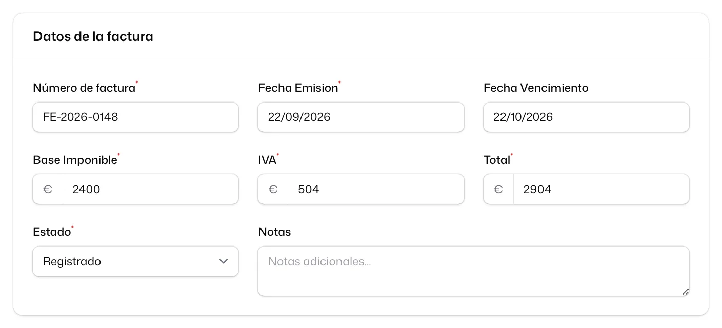 La sección «Datos de la factura» rellenada por el OCR a partir del PDF: número, fechas de emisión y vencimiento, base imponible, IVA, total y el estado «Registrado»