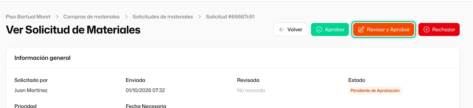 La ficha «Ver Solicitud de Materiales» de una solicitud «Pendiente de Aprobación», con los botones «Aprobar», «Revisar y Aprobar» y «Rechazar»