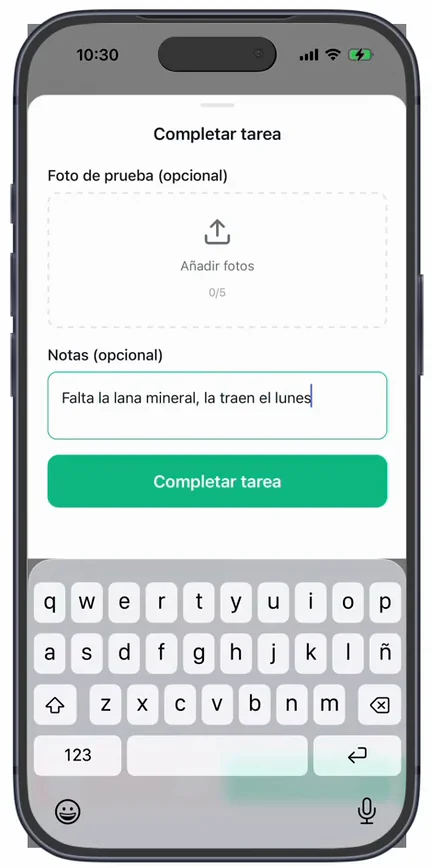 La hoja «Completar tarea» con «Foto de prueba (opcional)», «Añadir fotos» y la nota «Falta la lana mineral, la traen el lunes» en «Notas (opcional)»