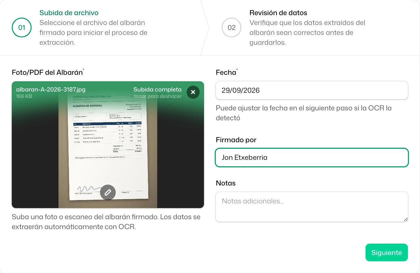 El primer paso del asistente, «Subida de archivo»: la foto del albarán en «Foto/PDF del Albarán», la «Fecha» leída y «Firmado por» rellenado