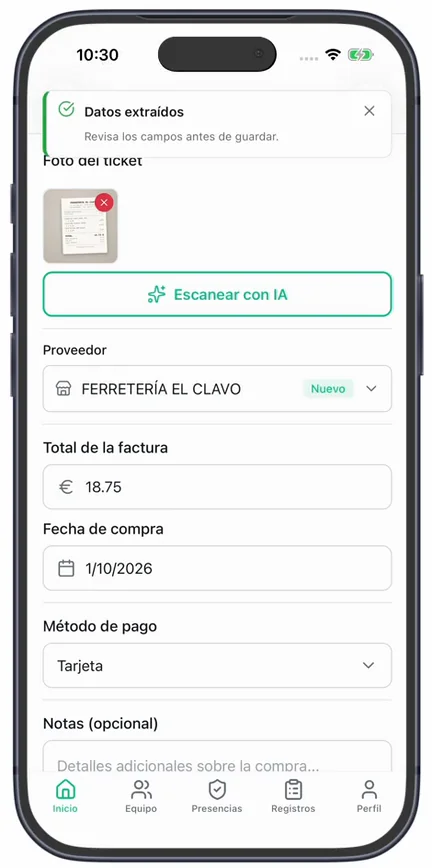 El aviso «Datos extraídos» y los campos ya rellenos: proveedor «FERRETERÍA EL CLAVO» marcado «Nuevo», «Total de la factura» 18.75, «Fecha de compra» y «Método de pago» «Tarjeta»