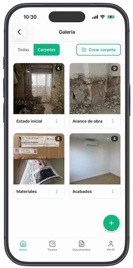 La «Galería» de la obra en la pestaña «Carpetas»: «Estado inicial», «Avance de obra», «Materiales» y «Acabados», con el botón «Crear carpeta» y el «+» abajo