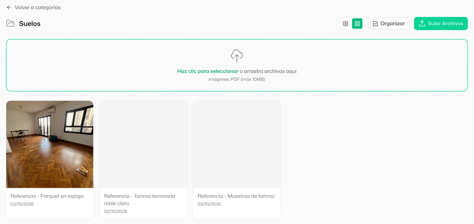 La categoría «Suelos» abierta: el recuadro para arrastrar archivos, «Organizar», «Subir Archivos» y tres referencias de suelo