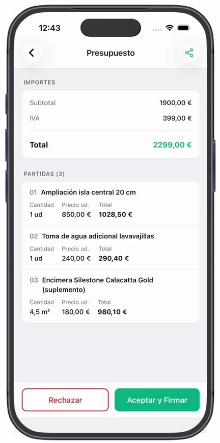 Las partidas del presupuesto con su cantidad, precio y total, y abajo los botones «Rechazar» y «Aceptar y Firmar»