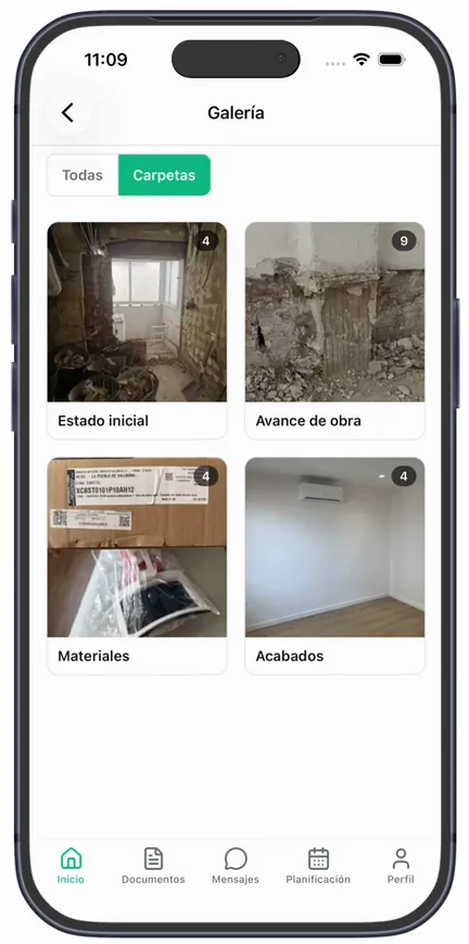La «Galería» del cliente en la vista «Carpetas»: «Estado inicial», «Avance de obra», «Materiales» y «Acabados», cada una con su número de fotos