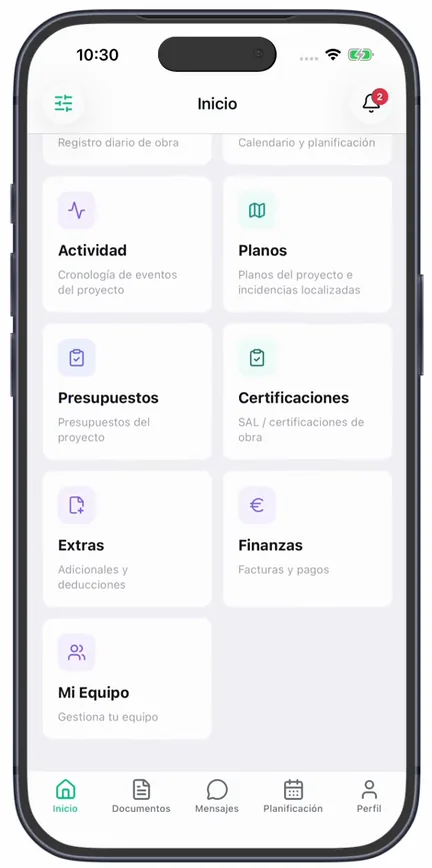 El final de la pantalla de Inicio, con la tarjeta «Mi Equipo» («Gestiona tu equipo») debajo de «Extras» y «Finanzas»
