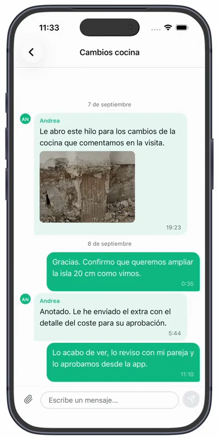 Una comunicación «Cambios cocina»: el cliente confirma el cambio, el estudio responde que le ha enviado el extra con el coste y el cliente contesta que lo aprobará desde la app