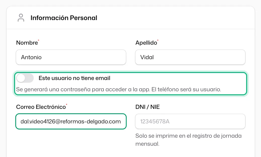 La ficha de alta, sección «Información Personal»: «Nombre», «Apellido» y la casilla «Este usuario no tiene email» señalada, encima de «Correo Electrónico»