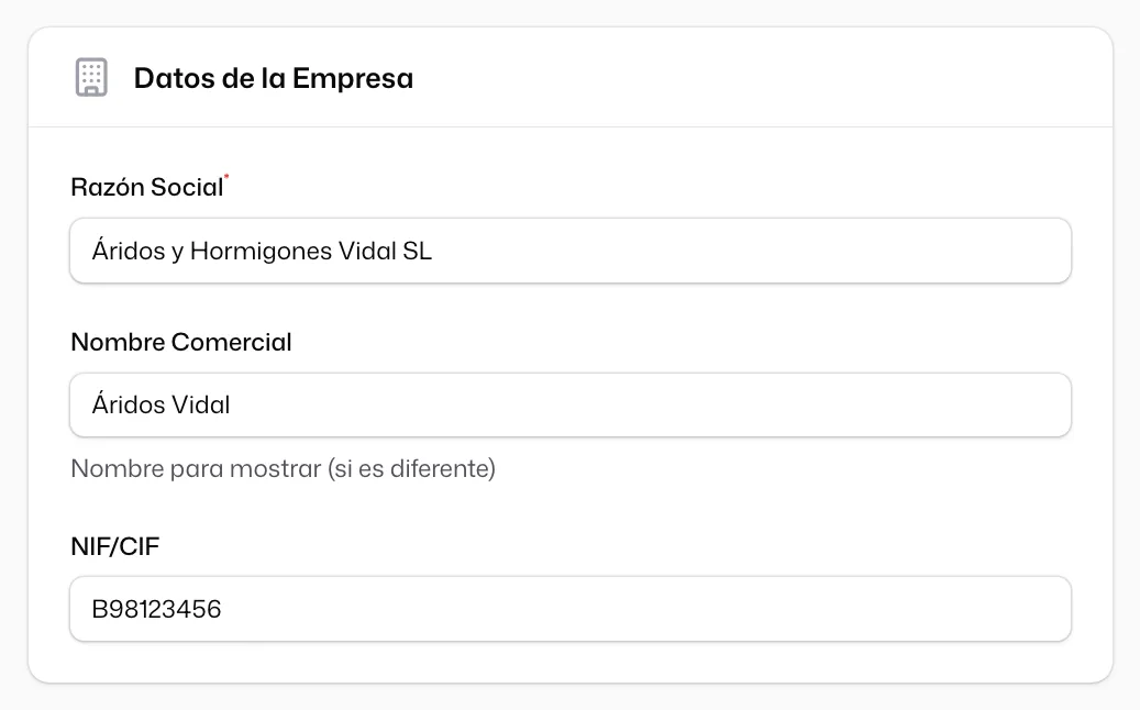 La sección «Datos de la Empresa» de un proveedor nuevo con «Razón Social», «Nombre Comercial» y «NIF/CIF» rellenos