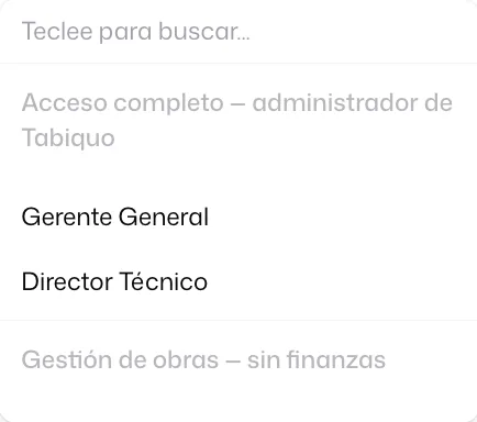 El desplegable «Rol por Defecto» abierto: el primer grupo, «Acceso completo — administrador de Tabiquo», con «Gerente General» y «Director Técnico», y debajo el título de «Gestión de obras — sin finanzas»