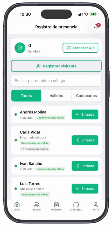 El «Registro de presencia»: el contador «En obra», los botones «Escanear QR» y «Registrar visitante», el buscador, los filtros «Todos», «Válidos» y «Caducados» y cada trabajador con «Documentación válida» y su botón «Entrada»