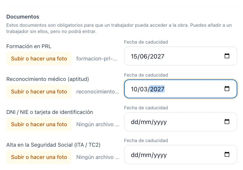 El bloque «Documentos» de la página: «Formación en PRL», «Reconocimiento médico (aptitud)», «DNI / NIE o tarjeta de identificación» y «Alta en la Seguridad Social (ITA / TC2)», cada uno con «Subir o hacer una foto» y su «Fecha de caducidad»; los dos primeros ya subidos