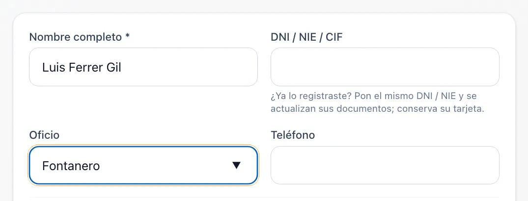 La página de la subcontrata: «Nombre completo», «DNI / NIE / CIF» con la nota de que el mismo DNI actualiza sus documentos, «Oficio» y «Teléfono»