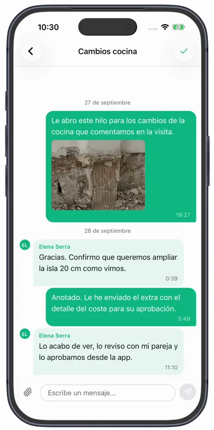La comunicación «Cambios cocina» abierta: el primer mensaje con su foto, las respuestas de la clienta y el campo «Escribe un mensaje...» abajo