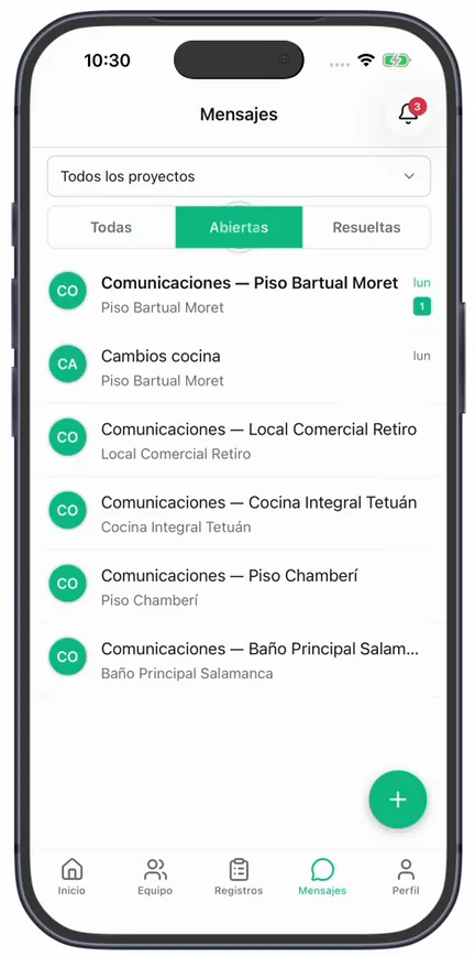 La pestaña «Mensajes» con el filtro «Todos los proyectos», los estados «Todas», «Abiertas» y «Resueltas», las comunicaciones de cada obra y el botón «+»