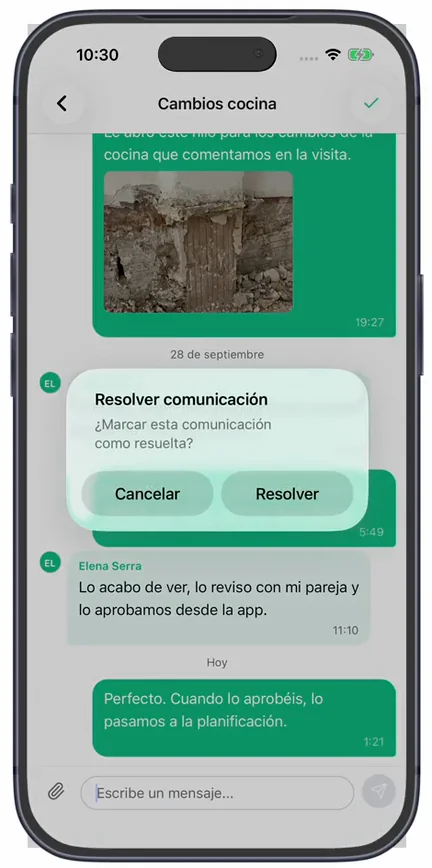 El aviso «Resolver comunicación» con «¿Marcar esta comunicación como resuelta?» y los botones «Cancelar» y «Resolver»