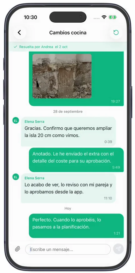 La comunicación ya resuelta, con la franja «Resuelta por Andrea el 2 oct» y el botón para reabrirla arriba a la derecha
