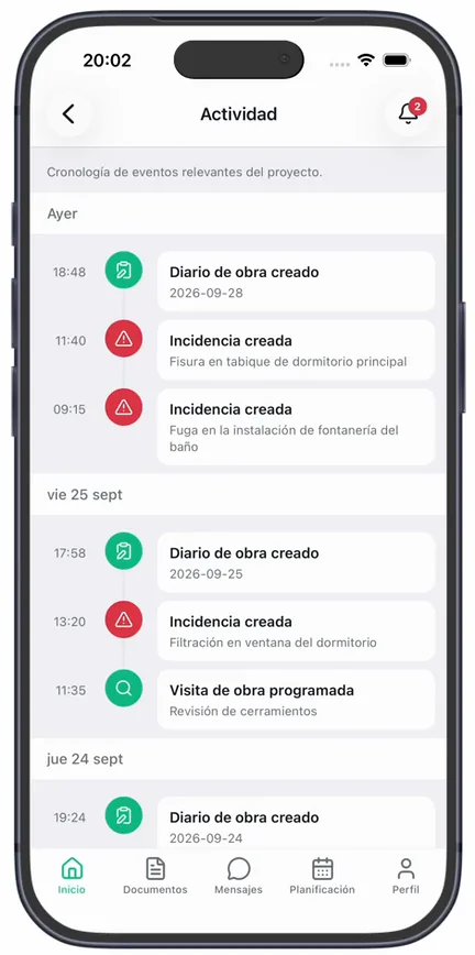 La pantalla «Actividad» de la app, con los eventos agrupados por día, cada uno con su hora: «Diario de obra creado», «Incidencia creada»…