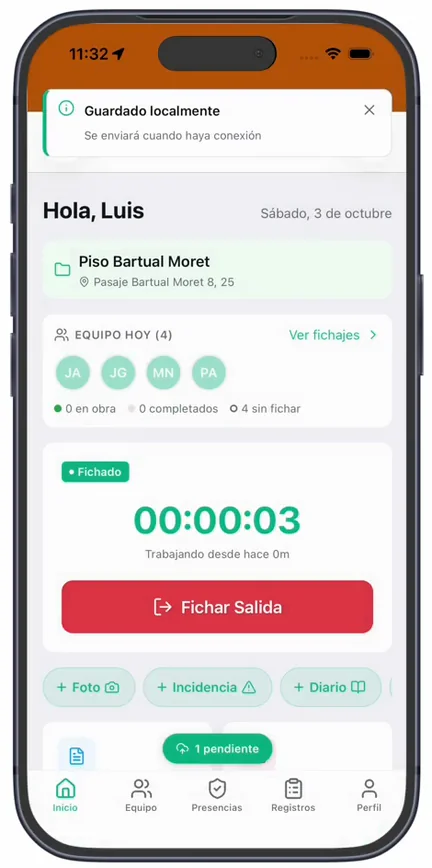 Un fichaje de entrada hecho sin cobertura: el aviso «Guardado localmente — Se enviará cuando haya conexión», el contador ya en marcha y el indicador «1 pendiente» abajo