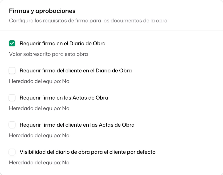 La misma sección en los ajustes de una obra: «Requerir firma en el Diario de Obra» marcado con «Valor sobrescrito para esta obra», y el resto con «Heredado del equipo: No»
